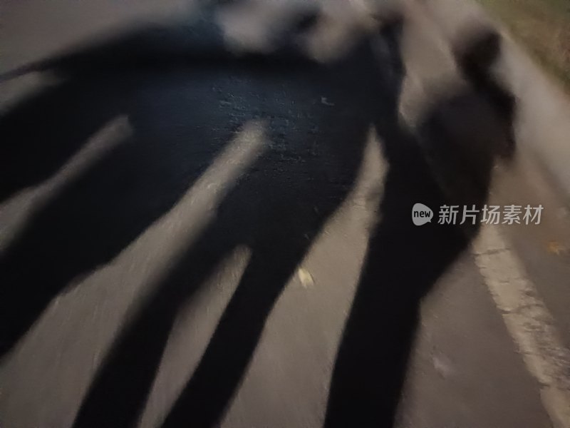 道路上四个人的影子