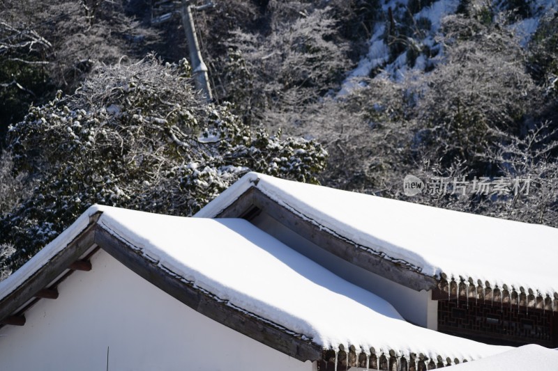 四川眉山瓦屋山景区冬日雪景山间小屋