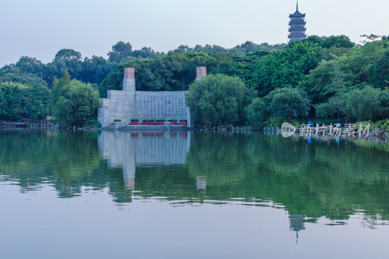 佛山千灯湖公园湖泊树林景观