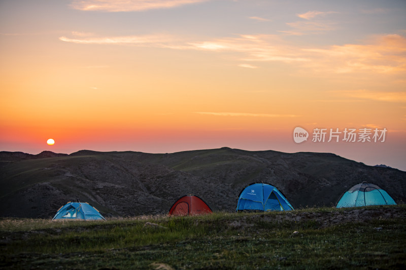 户外露营帐篷在夕阳下的景象