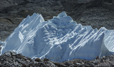 希夏邦马峰雪山脚下冰川冰塔林