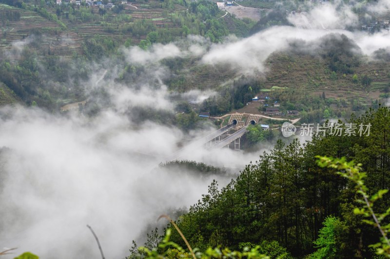 重庆酉阳：雾漫缭绕美青山