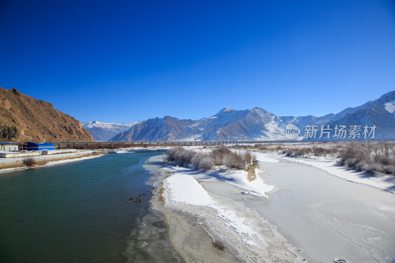 中国西藏冬季拉萨河雪景及拉萨河大桥