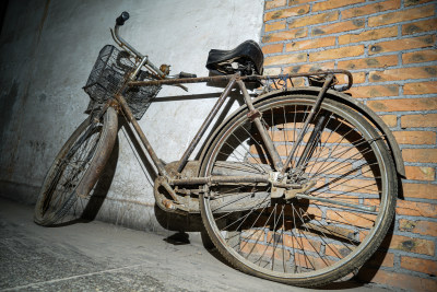 老旧的自行车在灯光下