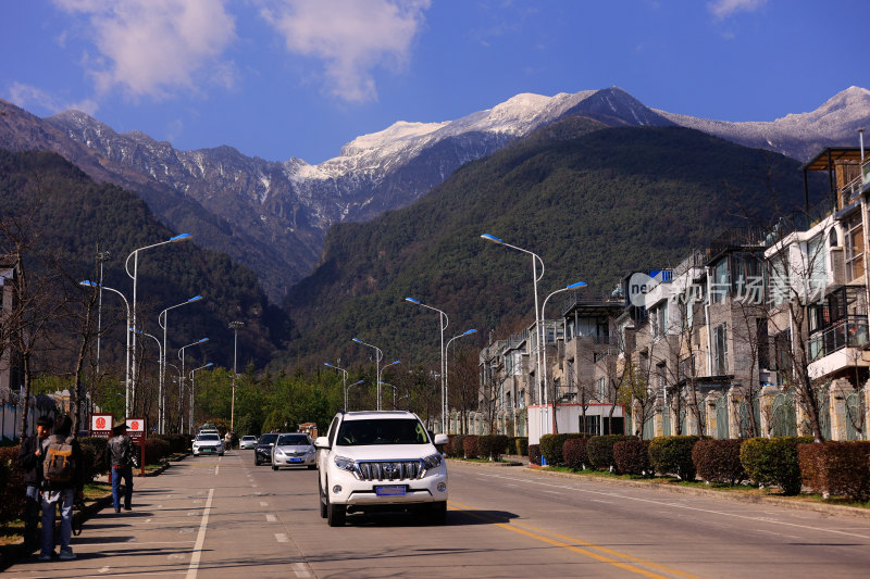 大理苍山雪山下的城镇街道风景