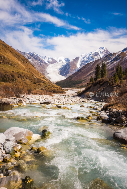 雪山冰川脚下的河流风景