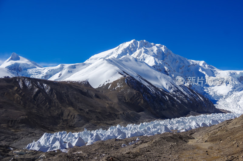 西藏日喀则希夏邦马峰北坡冰川自然风景