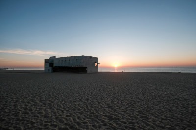 沙滩上的建筑在夕阳下的静谧景象