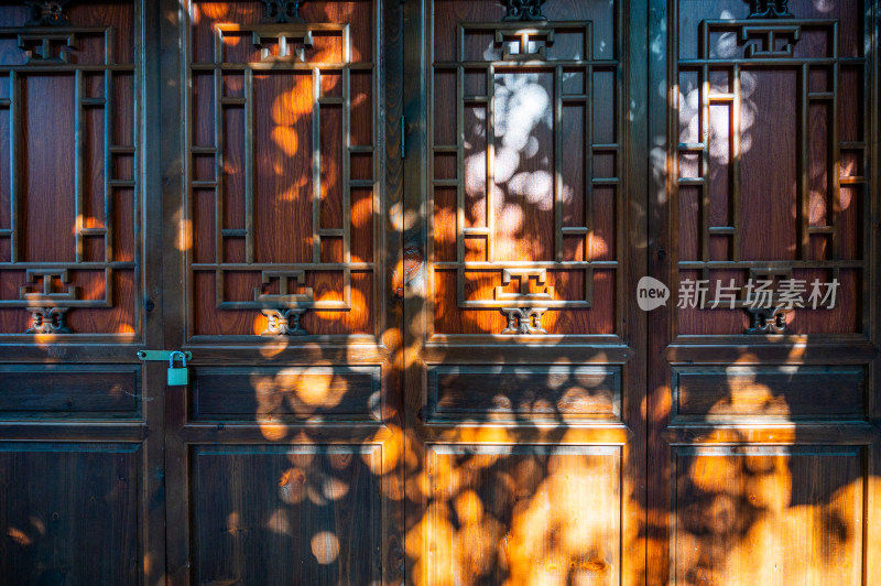 四川阆中古城古建筑木制门锁光影质感纹理