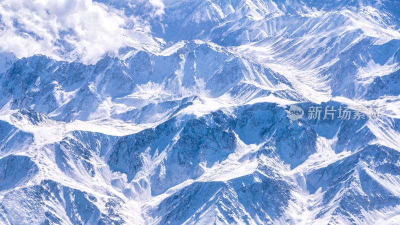 飞机上拍摄的雪山与云层