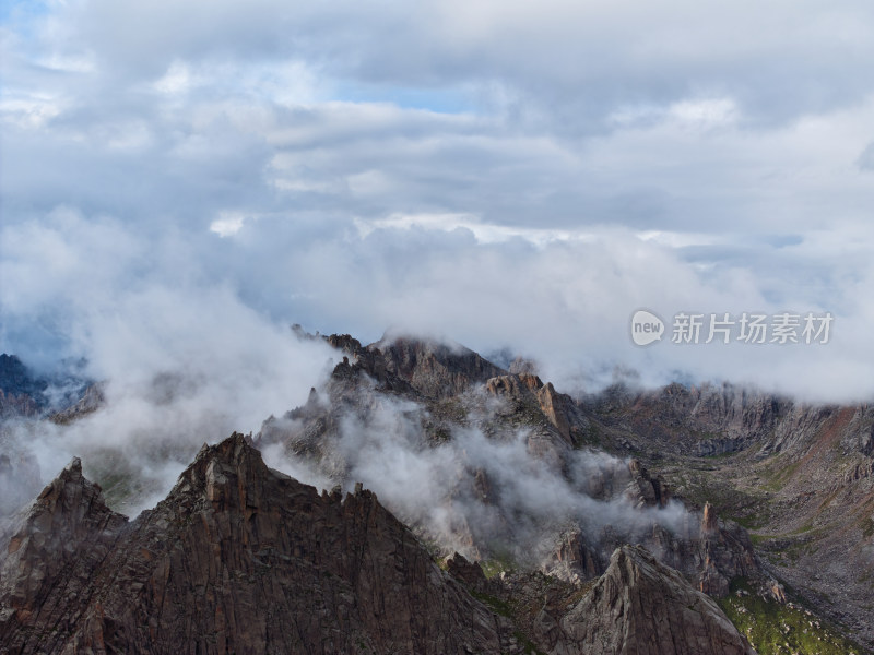 云海中的山峰