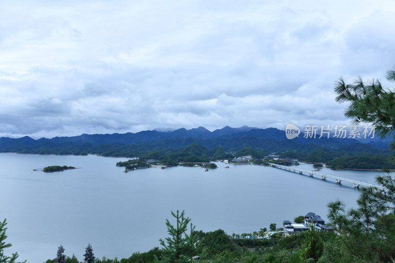 天屿山顶俯视千岛湖大桥，千岛湖自然风光