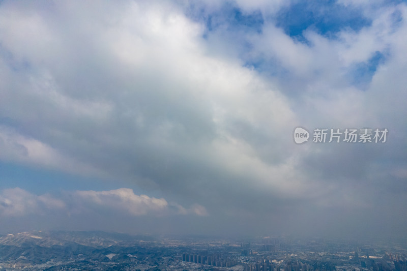 蓝天白云丘陵山川雪景航拍图