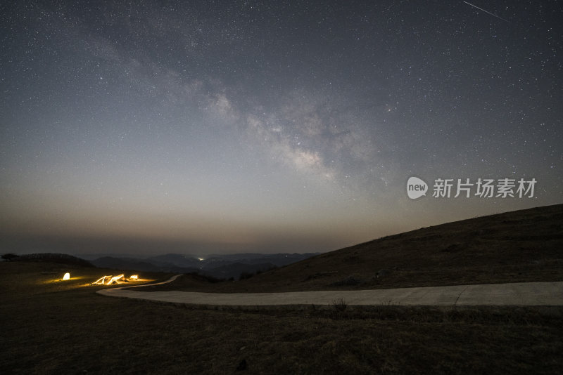 户外草地露营夜景下的璀璨星空