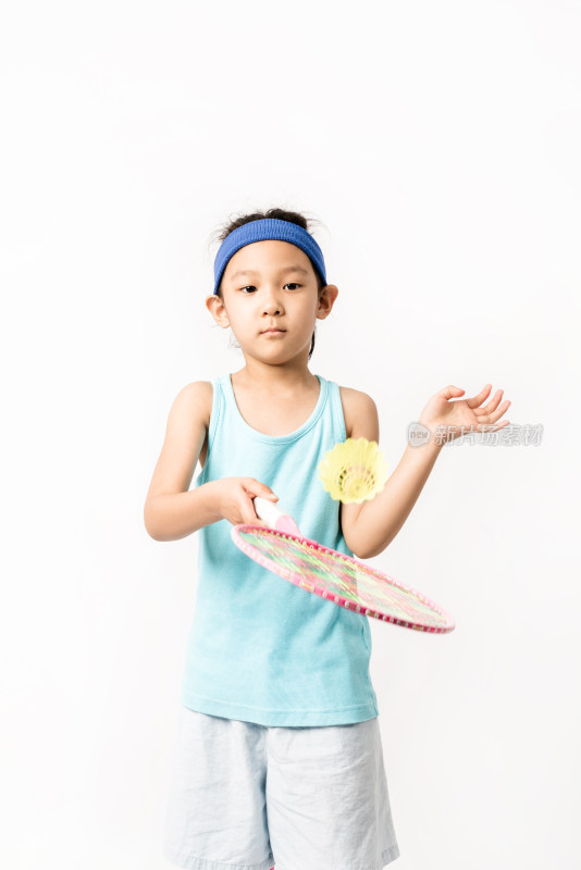 白色背景前打羽毛球的中国女孩