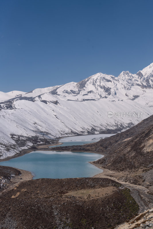 西藏山南洛扎秘境库拉岗日雪山湖泊壮丽景色