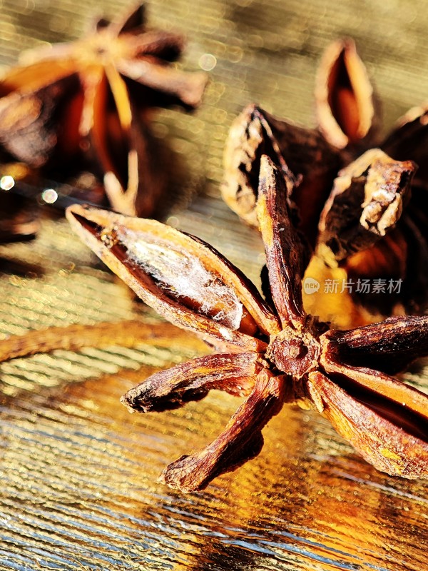 亮色背景下的干枯八角特写