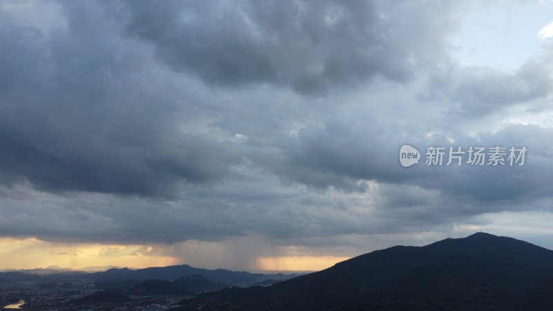 广东东莞：晚霞中的骤雨