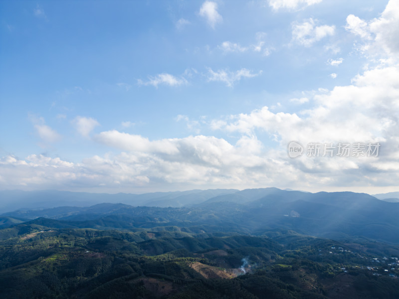 航拍壮阔山景与蓝天白云相映的自然景观