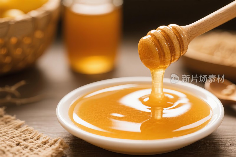 纯天然蜂蜜倒入玻璃罐特写