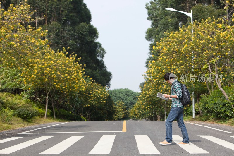 一个年轻男大学生过马路