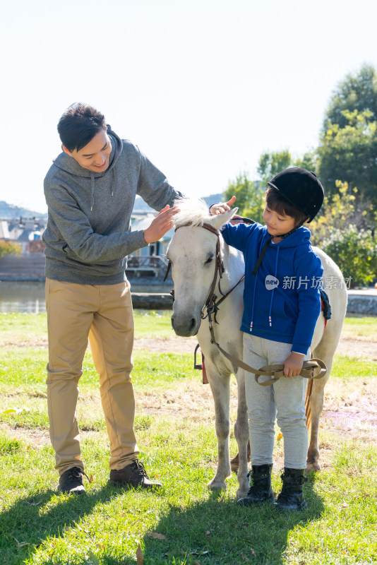 爸爸带儿子骑马