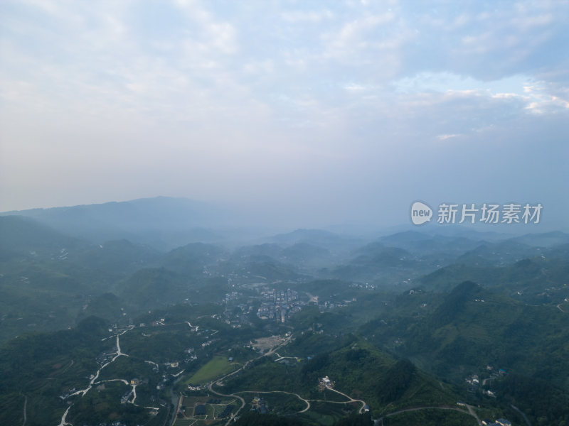 清晨薄雾朦胧的山川和山村