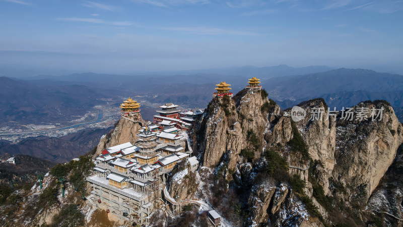 河南老君山飞雪中的千年古树冬季航拍