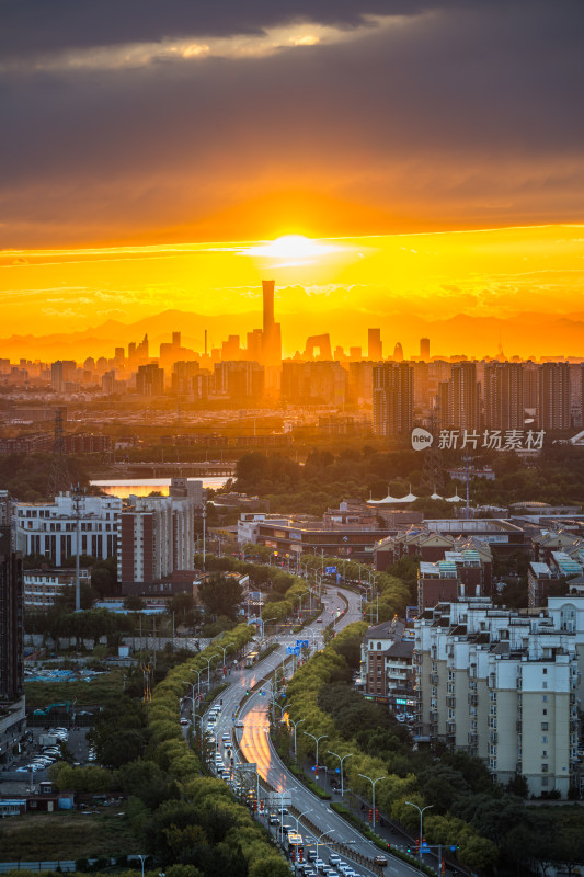 北京黄昏 落日余晖下的城市天际线