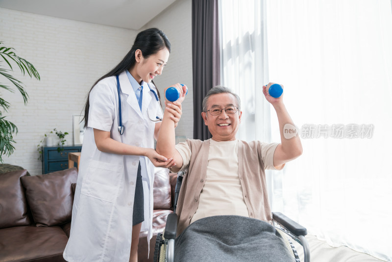 年轻的女医生在给老人做康复