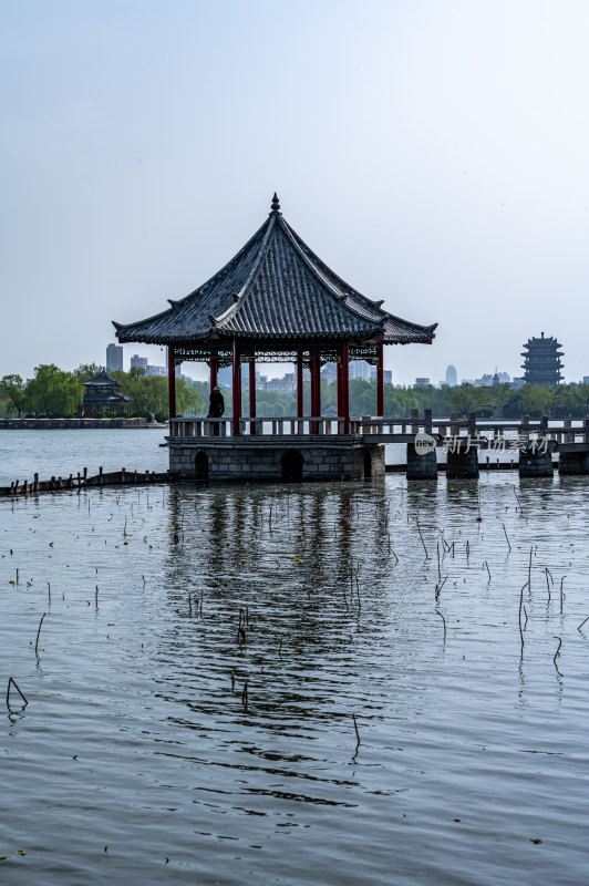 山东济南大明湖风景区黄昏日落景观