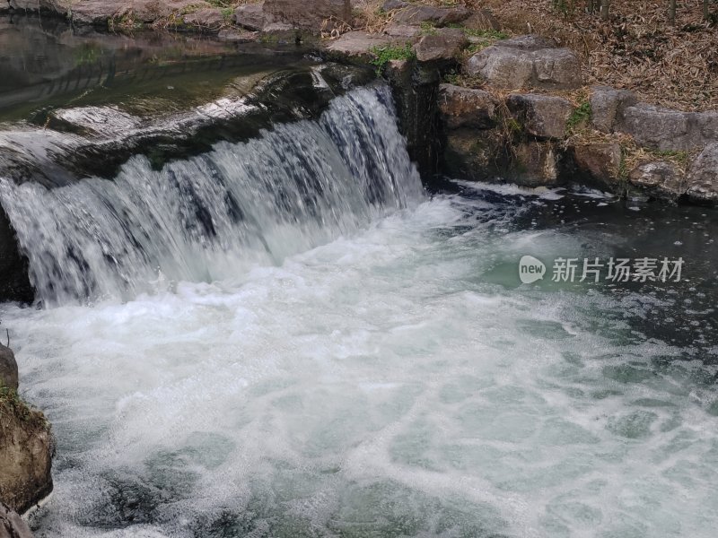 野外溪流小瀑布水流湍急景观