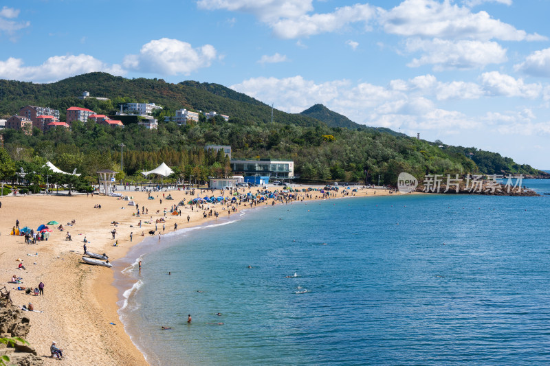 蓝天白云下的大连傅家庄公园海滨浴场