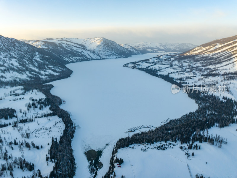 新疆阿勒泰喀纳斯雪景神仙湾晨雾雪山森林