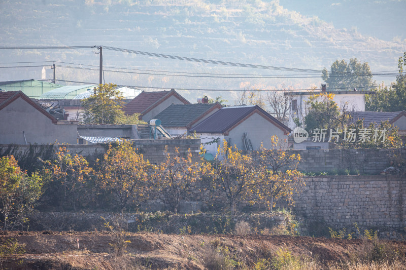 乡村民居与远山秋景