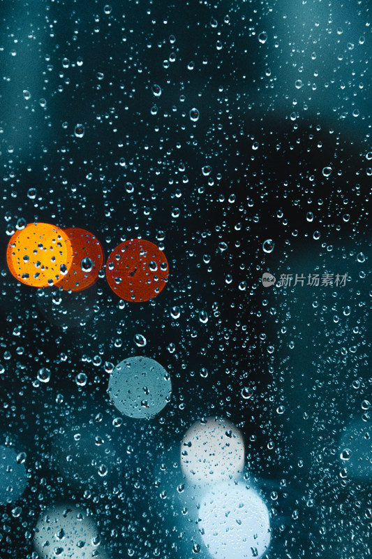 夜晚玻璃上的雨珠