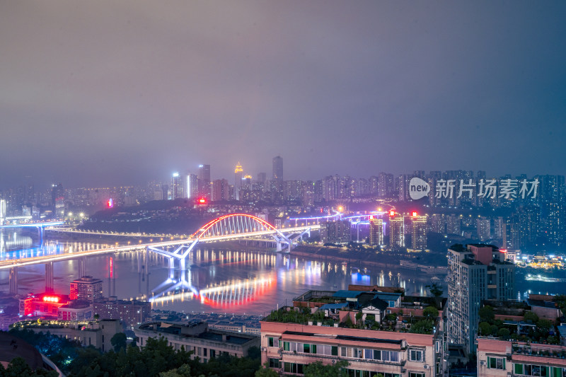 重庆雾霭下灯火璀璨的现代化城市夜景