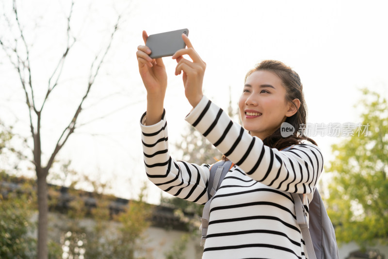 年轻女子旅游