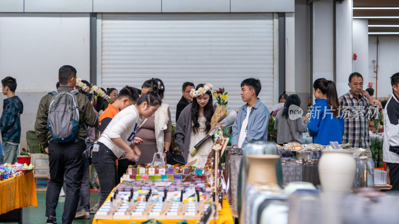 云南昆明斗南花市吸引大量游客前来买花