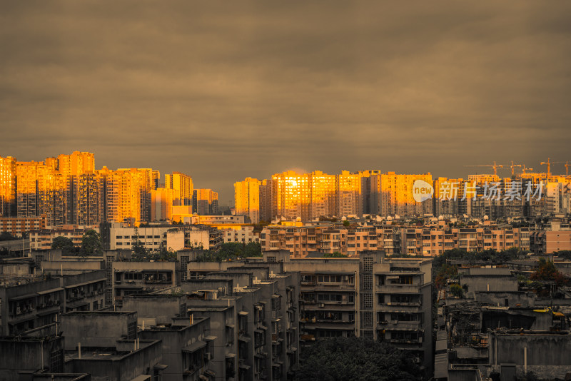 日落晚霞下的城市成都