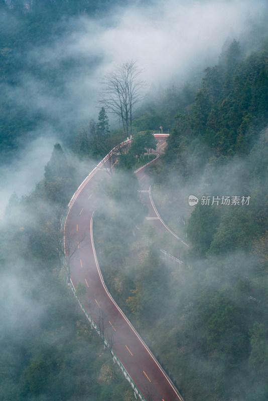 雨后湘西矮寨大桥下的红色盘山公路