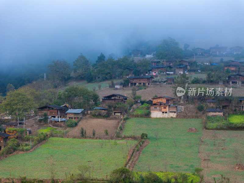 云南怒族傈僳族民俗雾里村晨雾航拍