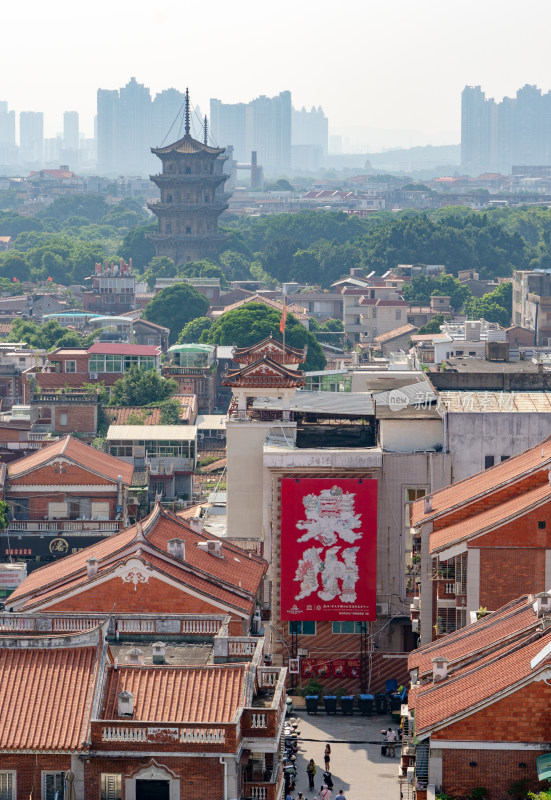 高视角下的泉州地标古塔与城市风光