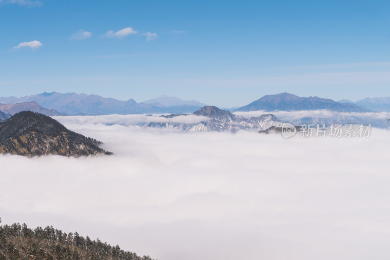 山顶俯瞰云海景观