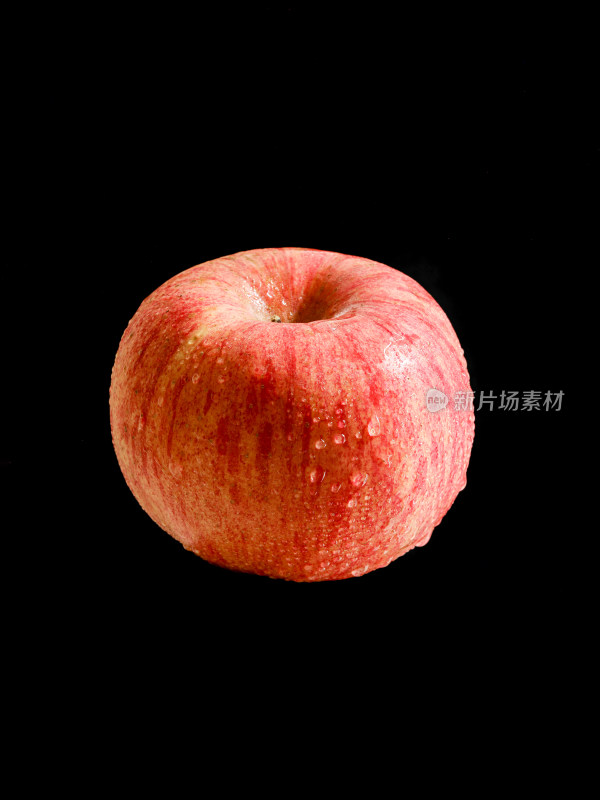 黑色背景上的一个新鲜水果苹果