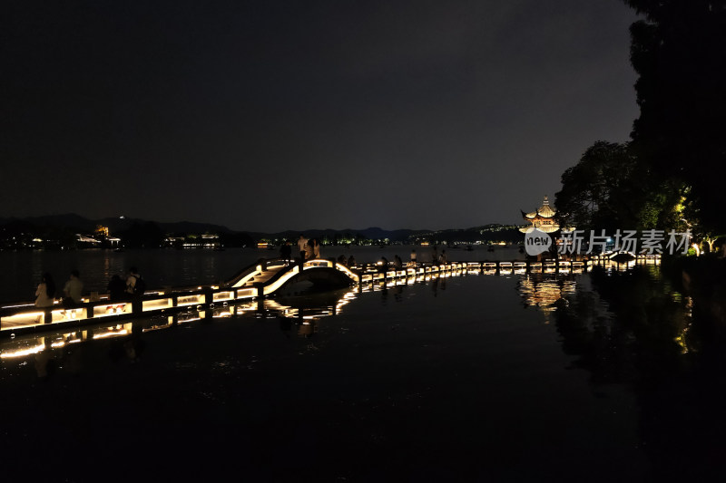 西湖长桥公园夜景