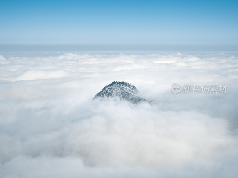 冬季山顶蓝天白云雪景云海杭州临安太子尖