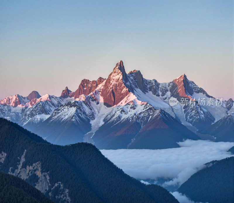 雪山云海壮丽风光