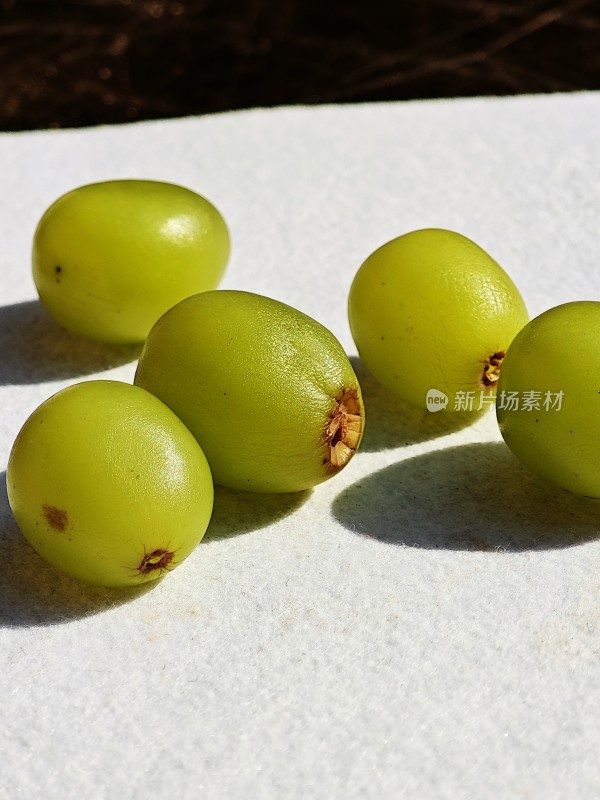 光泽表面上的青葡萄特写