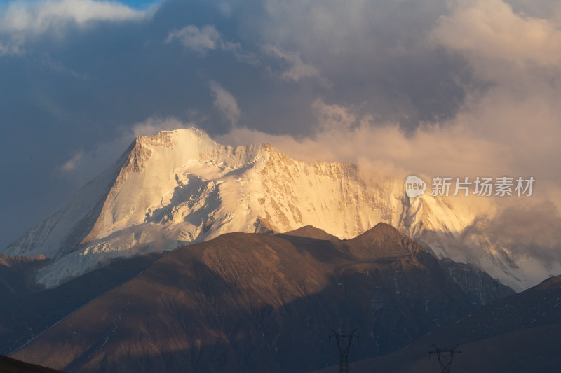 云雾缭绕的库拉岗日雪山